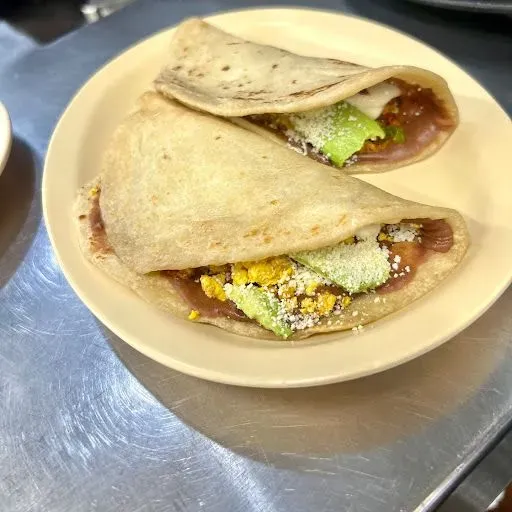 Baleada Con Todo De Huevo Y Chorizo