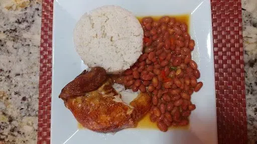 1/4 Pollo Arroz Blanco Y Frijol / 1/4 Chicken White Rice And Beans