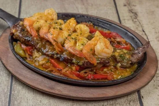 Entraña con Camarones / Skirt steak with shrimp