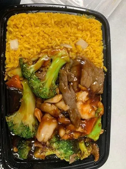 C23. Chicken, Beef & Shrimp with Broccoli