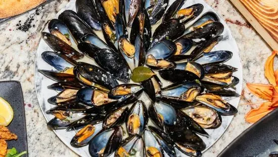 Garlicky P.E.I Mussels