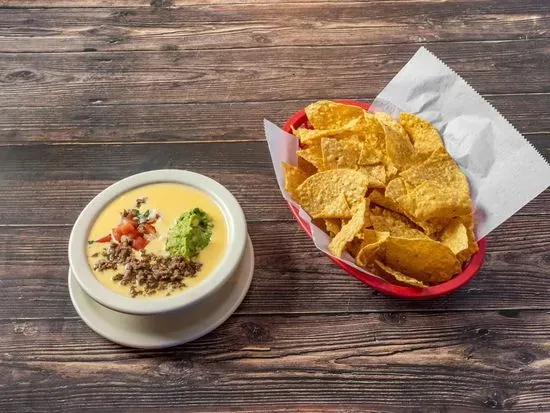 Side Queso compuesto ( queso, ground beef, pico and guacamole) con chips