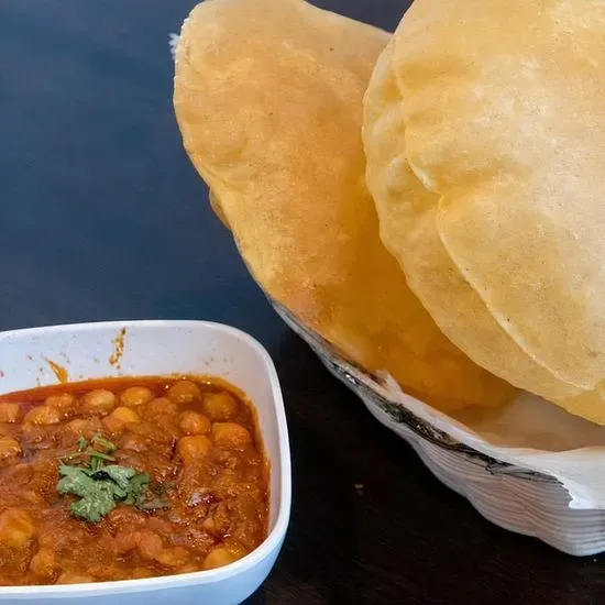 Chole Puri (2 pieces)