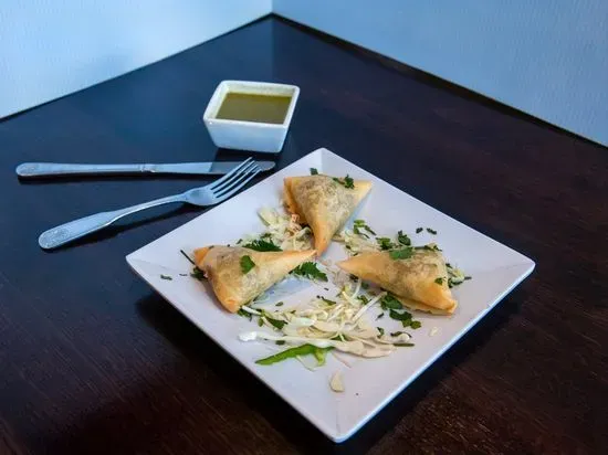 Chicken Samosa (3pcs) Served with Mint Sauce