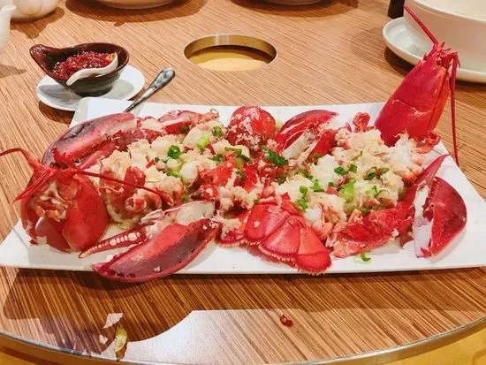 Live Lobster Steamed in Garlic (each) 金銀蒜蒸龍蝦 (隻)