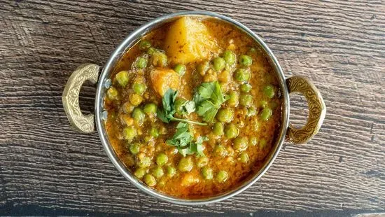 Aloo Matar - A La Carte (Basmati Rice, Plain Naan, or Garlic Naan)