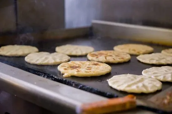 Pupusa Revuelta con Frijoles
