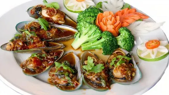 9. Garlic Steamed Mussel 