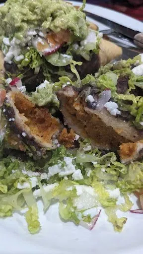 Molotes Con Guacamole
