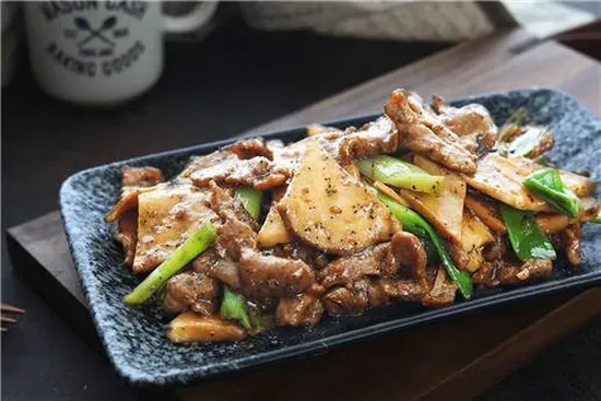 T3. Black Pepper Beef w/ Mushroom 黑椒牛肉炒杏鲍菇