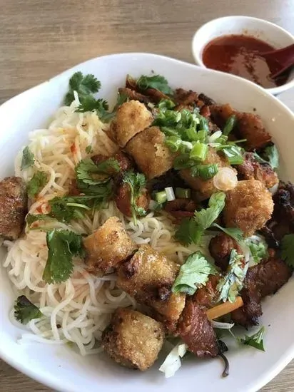 Bun Tom Thit Nuong Cha Gio (Grilled Shrimp, Pork and Egg Rolls Vermicelli)