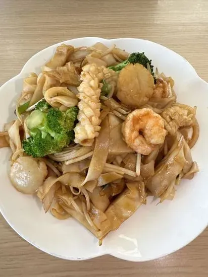 675. Combo Seafood Chow Fun