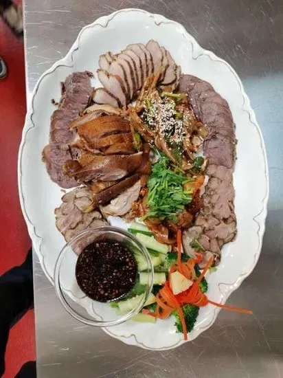 G3. Aromatic Large Platter G3.芳香大拼盘(酱牛肉,肘花,耳丝,熏肉,熏鸡,夫妻肺片,爽口黄瓜)