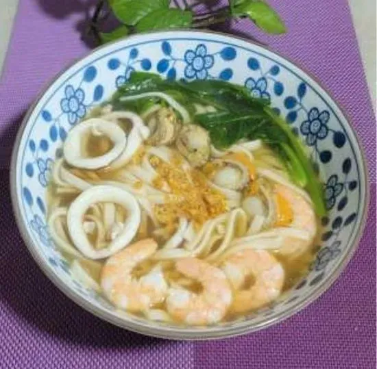 N8. Seafood Noodle Soup N8.海鲜汤面