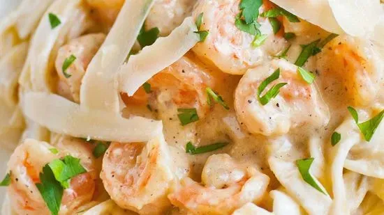 Fettuccine con Camarones en salsa Alfredo