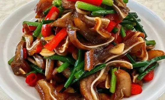 Sauteed Pork Ear W. Garlic Chives 韭花炒猪耳🌶️🌶️