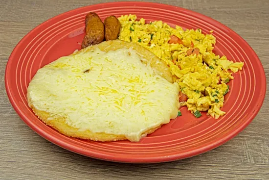 Huevos Revueltos con Arepa con Queso