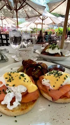 LON’S EGGS BENEDICT