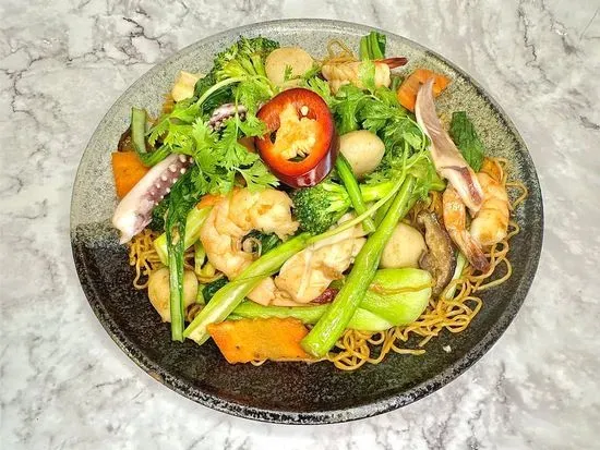 Stir Fried Egg Noodle with Seafood / Mì Xào Hải Sản