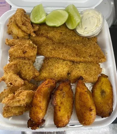 Pescado y Camarones Empanizado Con Arroz Blanco  y Habichuelas 