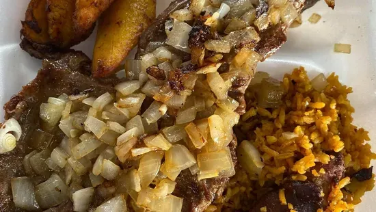 Bistec with Rice of Gandules and sweet plantains 