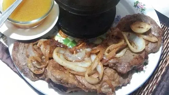 Bistec Encebollado Con Mofongo de Platanos