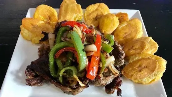 Bistec Encebollado con tostones 