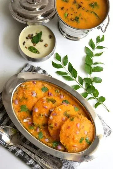 Idli (3pcs) Dipped In Sambhar