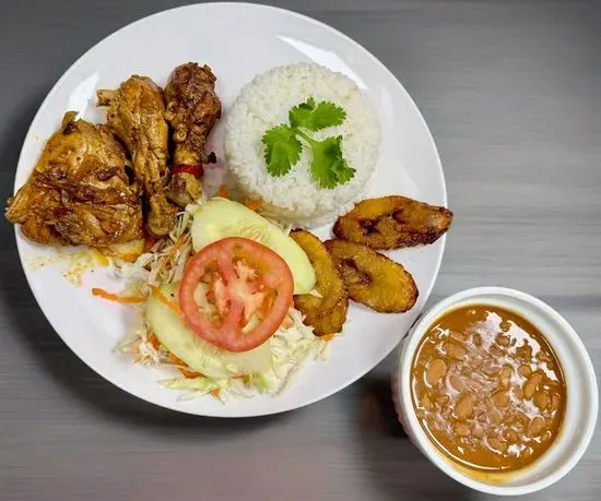 Arroz Blanco, Pollo, Maduros y Ensalada / White Rice, Chicken, Fried Sweet Plantains and Salad