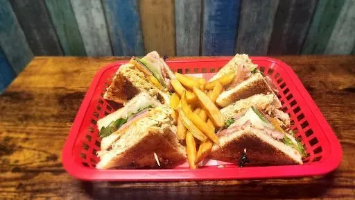Club Sandwich With Fries /Con Papas Fritas