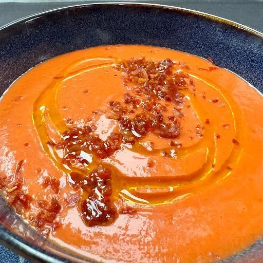 SALMOREJO DE REMOLACHA CON CRUJIENTE DE JAMON SERRANO (8oz)