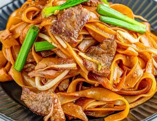 H12. Beef Chow Ho Fun / 干炒牛河 (大)