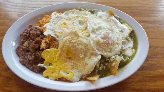 Chilaquiles en salsa vede con huevo