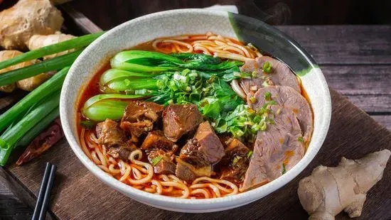 秘製牛肉麵 (辣/不辣 / House Special Beef Noodle Soup (Spicy or Non-spicy)