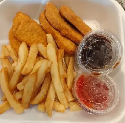 Tenders de Pollo con Papitas / Chicken Tenders with Fries