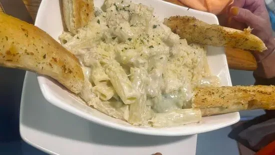 CHICKEN AND BROCCOLI ALFREDO