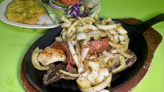 Parrillada Salvadoreña Pollo, Carne, Puerco, Chorizo Y Camarones Una Persona