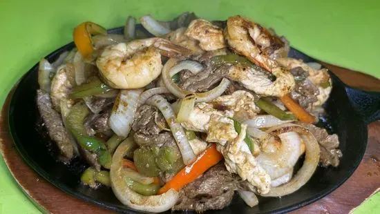 Fajitas Mixtas Pollo, Res, Pimiento Rojo, Verde Y Cebolla