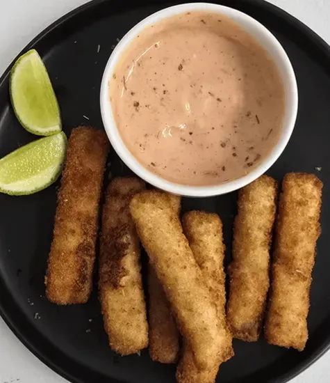 Eperlan de pescado empanado con salsa rosa