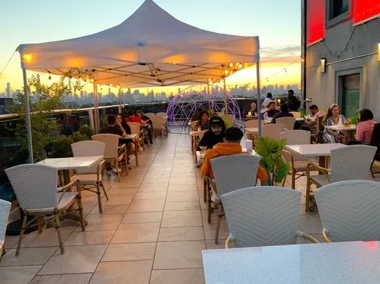 Luna Asian Bistro and Japanese Rooftop Restaurant 日本料理