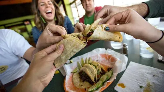 Las Tres Salsas Taqueria