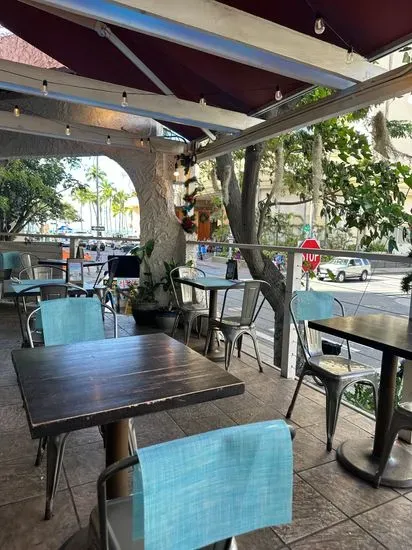 Leahi Bar & Grill