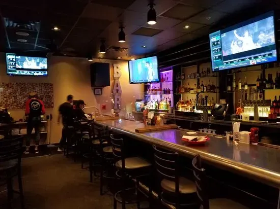 Louie's Grill & Bar