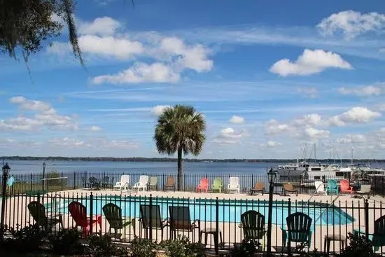 Crystal Cove Riverfront Resort & Suites Palatka