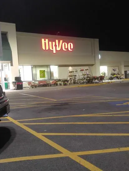 Hy-Vee Grocery Store