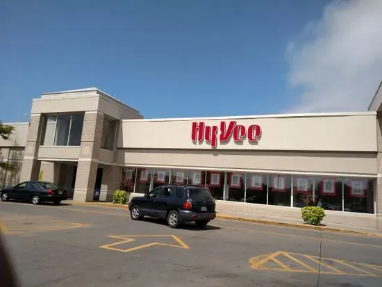 Hy-Vee Grocery Store