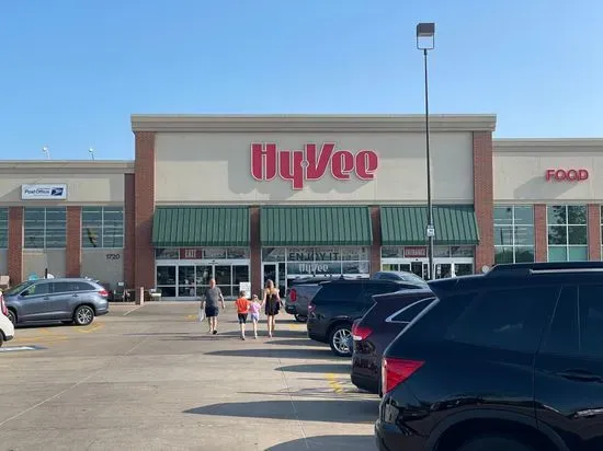 Hy-Vee Grocery Store