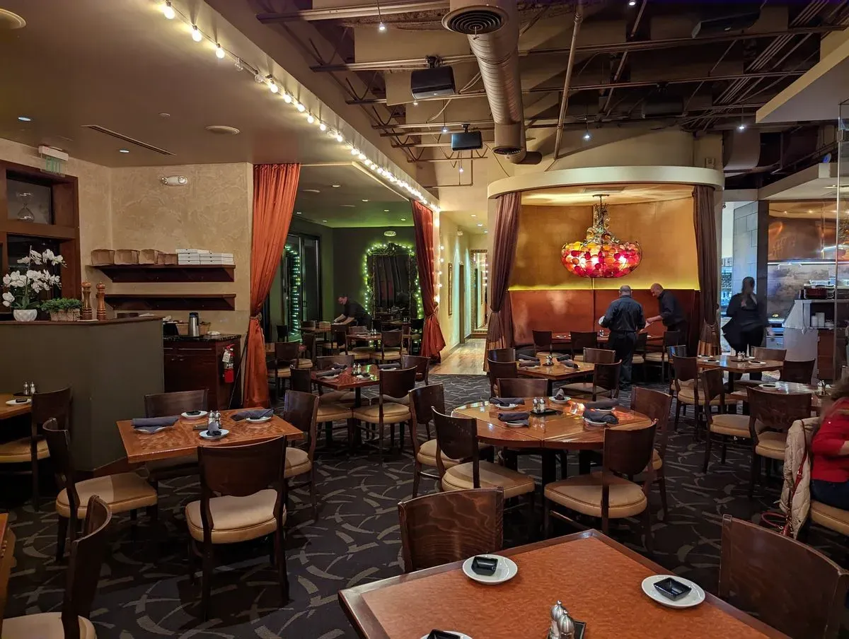 CRAVE American Kitchen & Sushi Bar (The Galleria - Edina), 3520 W