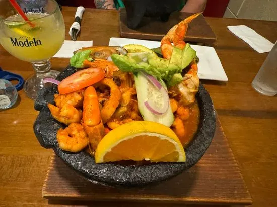 Los Molcajetes Fresh & Grill