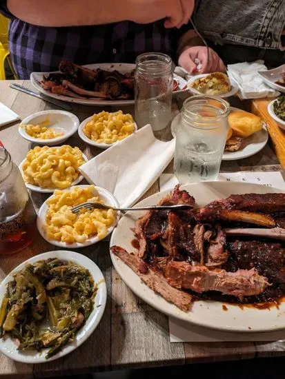 Everett & Jones Barbeque - Broadway